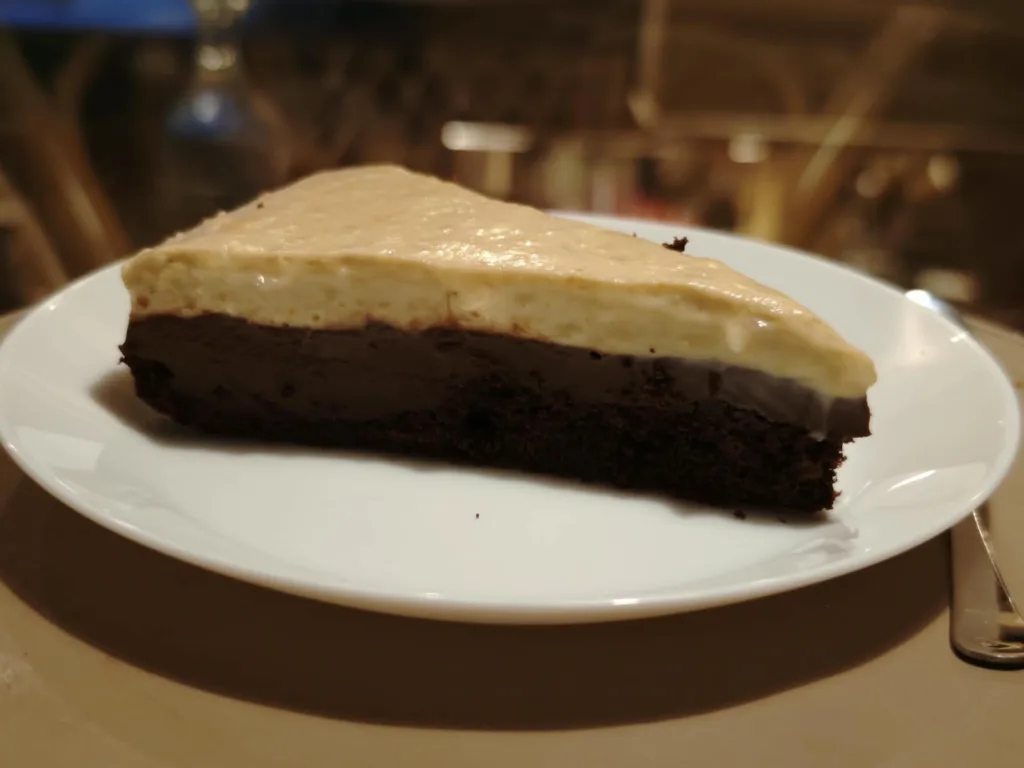 Mousse de ciocolata cu piersici