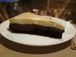 Mousse de ciocolata cu piersici
