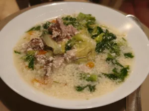 Ciorba de salata cu afumatura