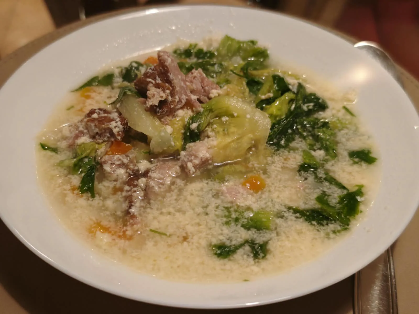 Ciorba de salata cu afumatura
