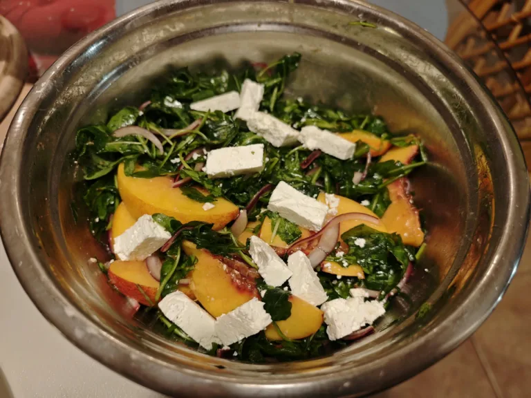 Salata rucola cu nectarine