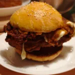 Sandwich cu snitel si cascaval pane
