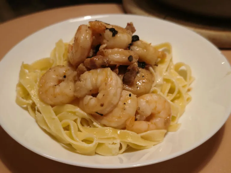 Tagliatelle con gamberi e guanciale